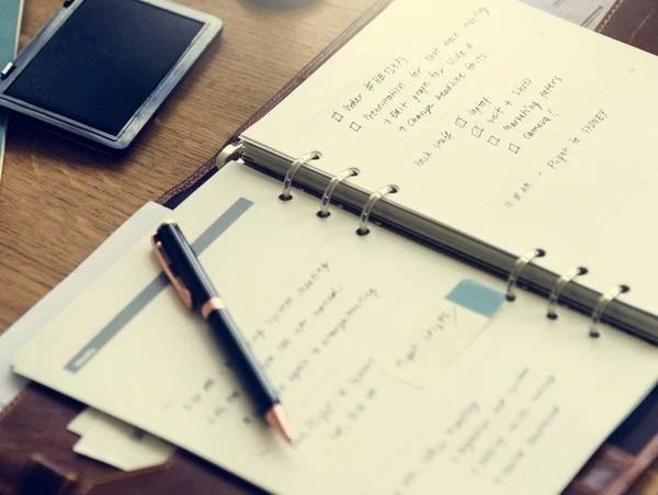 Mesa de trabajo con diario y pluma —  Fotos de Stock