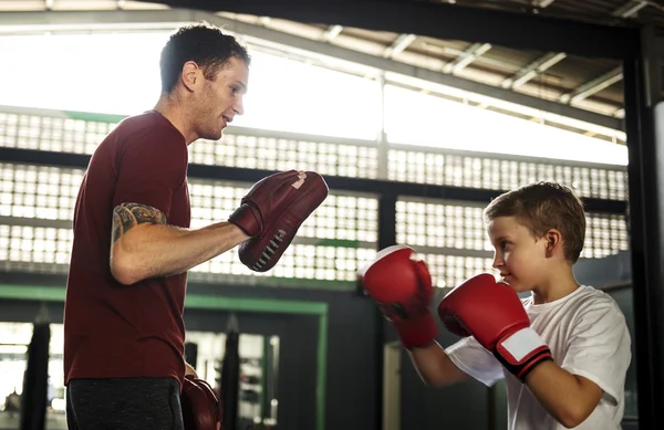 Chłopiec treningu boksu — Zdjęcie stockowe
