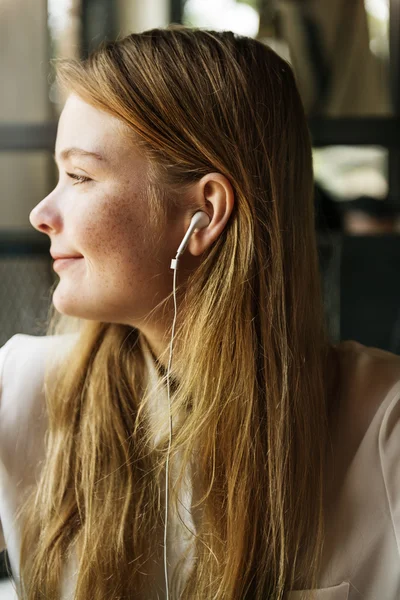 Flicka som lyssnar på musik i hörlurar — Stockfoto