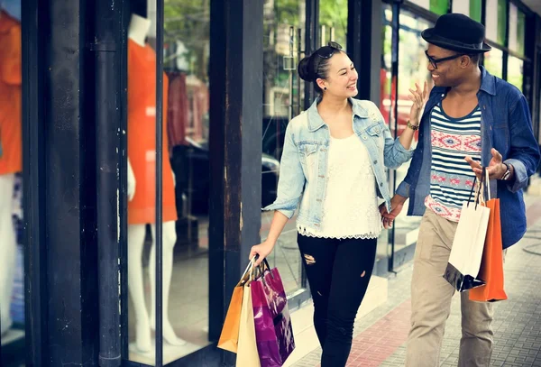 Nő és férfi beszél, vásárlás közben — Stock Fotó
