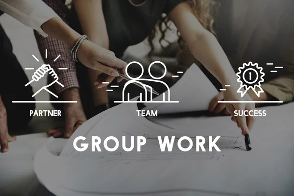 Designers trabalhando com cartaz e trabalho em grupo — Fotografia de Stock