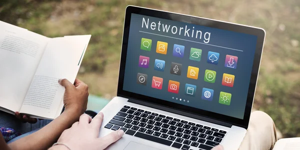 College students using wireless devices — Stock Photo, Image