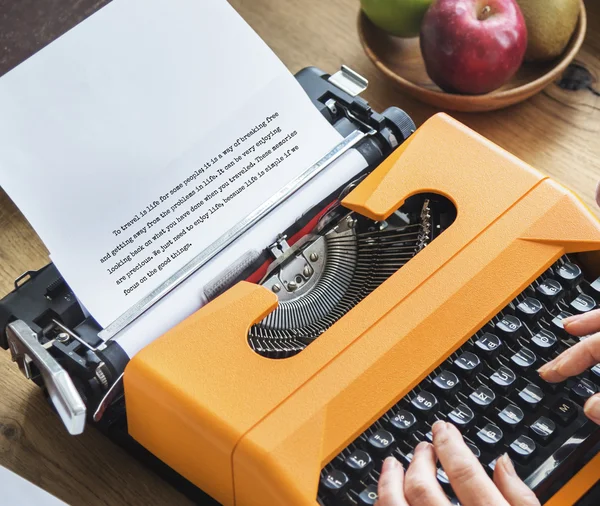 Woman writing on typewriter machine — Stock Photo, Image