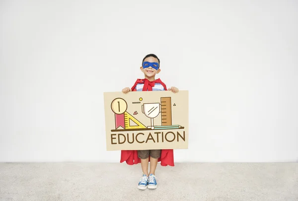 スーパー ヒーロー少年の手で段ボール — ストック写真