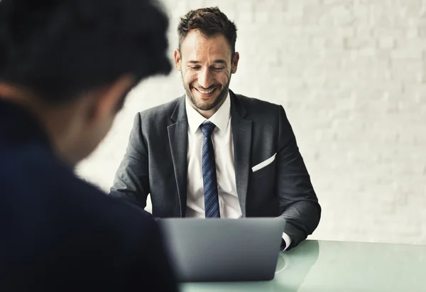 Les hommes d'affaires travaillant dans le bureau — Photo