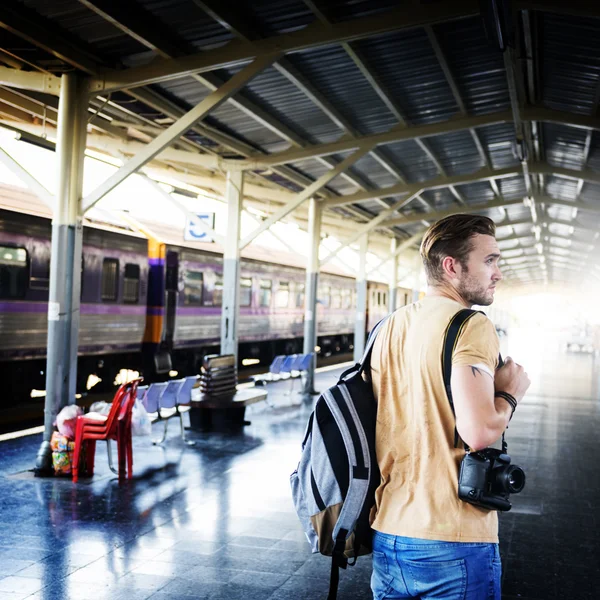 Homem com câmera na estação ferroviária — Fotografia de Stock