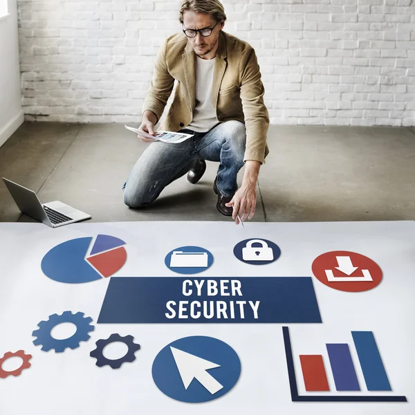 Zakenman werken met Cyber Security — Stockfoto