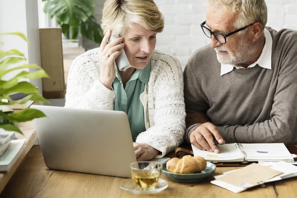 Senior vuxen använder Laptop — Stockfoto