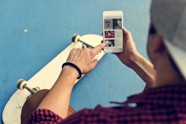 Young man browsing mobile — Stock Photo, Image