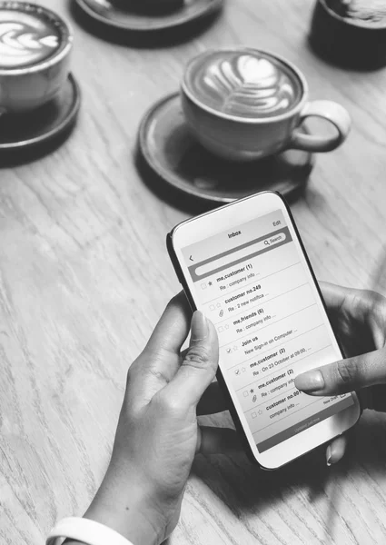 Woman using smartphone — Stock Photo, Image