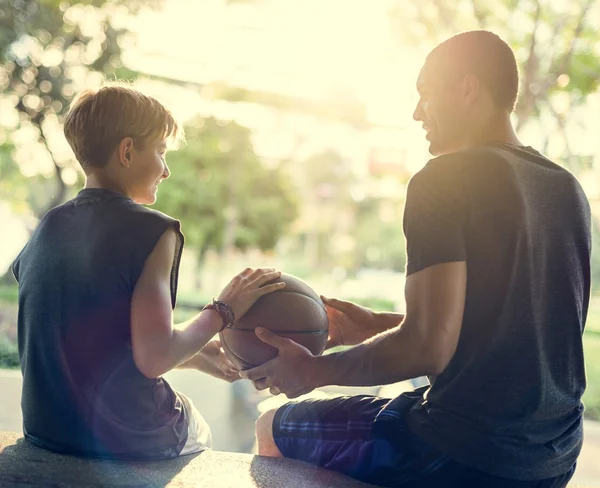 Mann und Junge halten Basketballball — Stockfoto