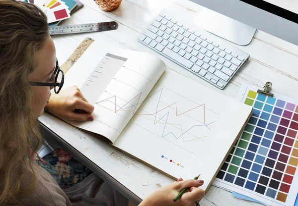 Mujer con cuaderno de dibujo en la oficina — Foto de Stock