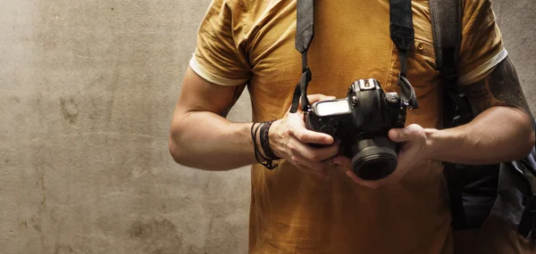 Mann mit Kamera auf der Straße — Stockfoto