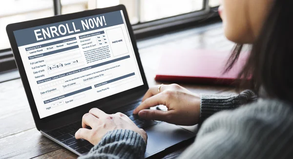 Frau arbeitet mit Laptop — Stockfoto