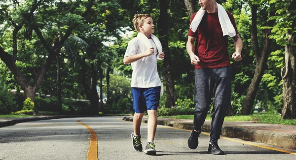 Pojke och tränare Jogging utomhus — Stockfoto