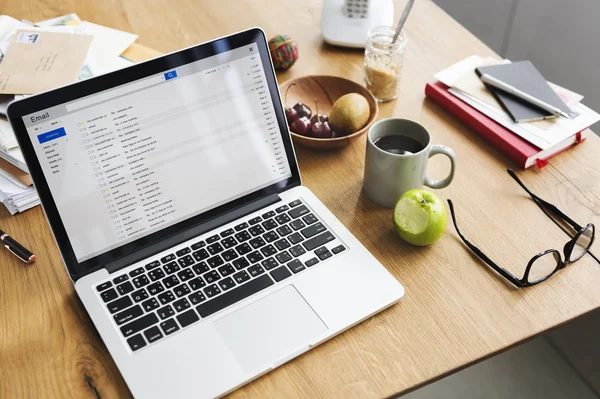 Сучасні сірий ноутбук на столі — стокове фото