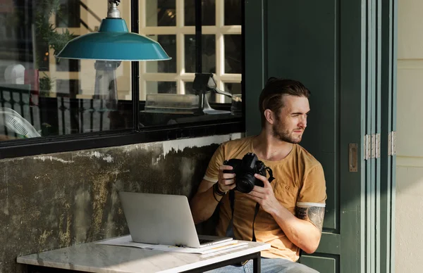 Man with Camera in street — Stok Foto