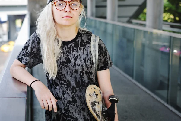 Vacker kvinna med skateboard — Stockfoto