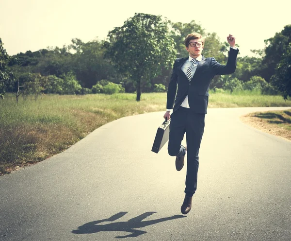 Empresario al aire libre saltando con el caso — Foto de Stock