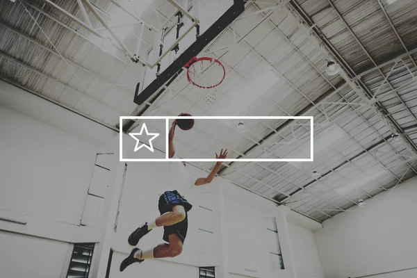 Hombre jugando baloncesto — Foto de Stock