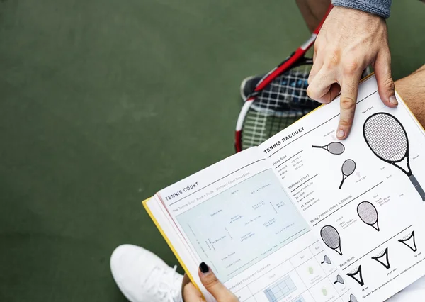 Mädchen und Trainer lesen Tennisbuch — Stockfoto