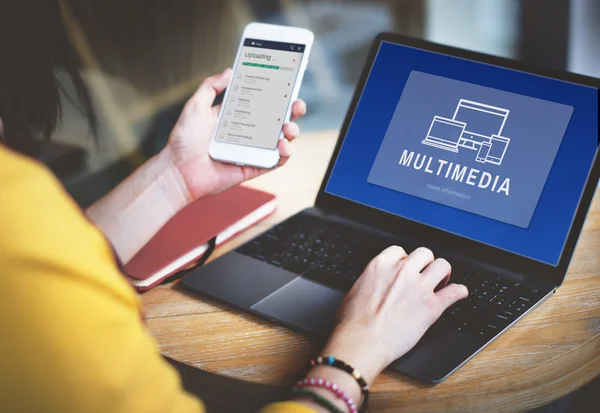 Frau mit Laptop und Handy — Stockfoto