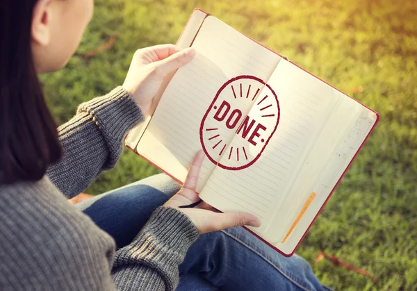 Vrouw met papieren notitieblok in handen — Stockfoto