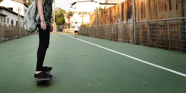 Frau fährt auf Skateboard in der Stadt — Stockfoto