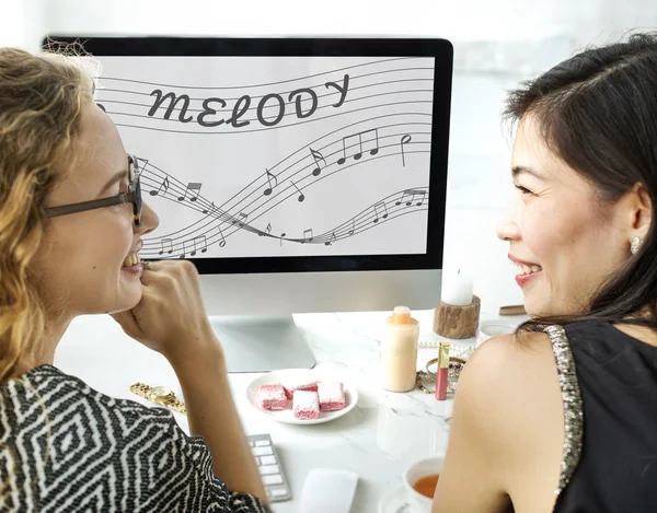 Jonge vrouwen praten en lachen — Stockfoto