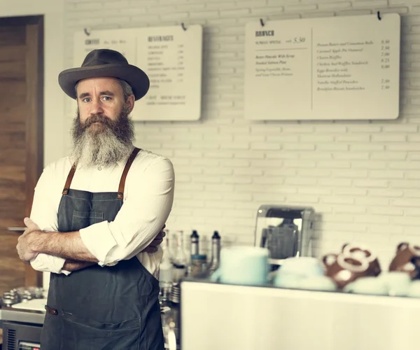 Homem barista com barba e chapéu — Fotografia de Stock