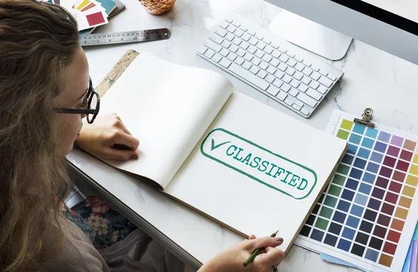 Mujer con cuaderno de dibujo en la oficina — Foto de Stock