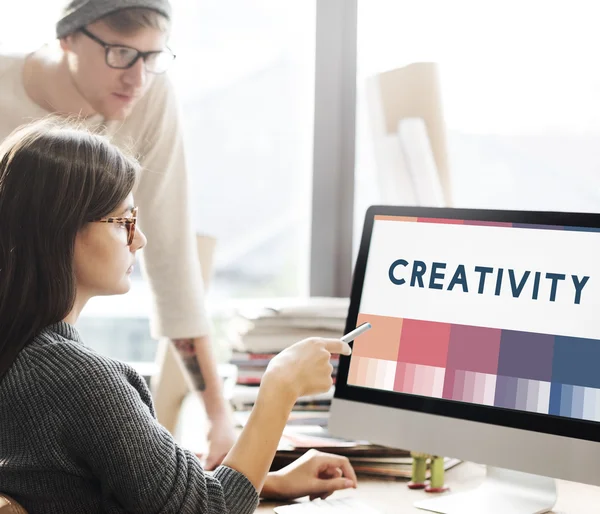 Mujer mostrando en monitor con creatividad — Foto de Stock