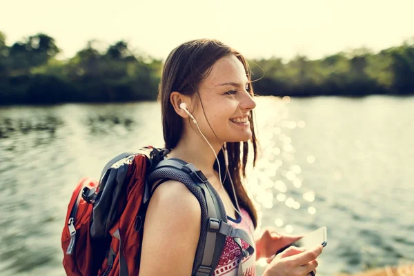 Mujer escuchando música en auriculares —  Fotos de Stock