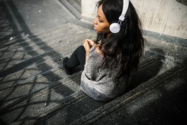 女性がイヤホンで音楽を聴く — ストック写真