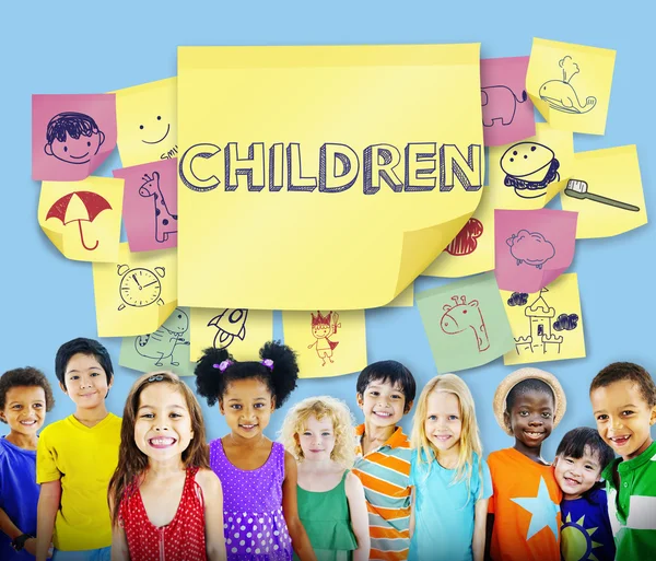 Leuke gevarieerde kinderen glimlachen — Stockfoto