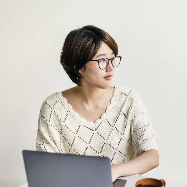 Mujer asiática trabajando con portátil — Foto de Stock