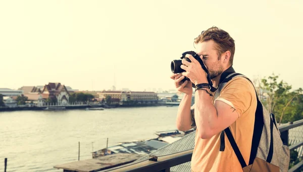 Kamera bir adamla sokakta — Stok fotoğraf