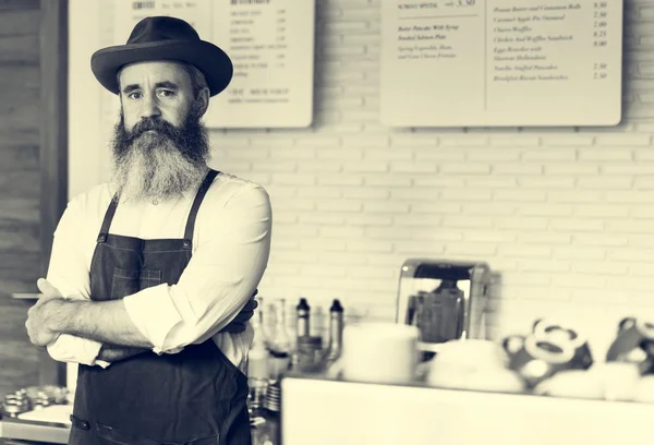 Homem barista com barba e chapéu — Fotografia de Stock