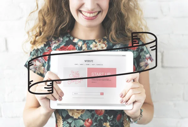 Sorrindo mulher segurando Digital Tablet — Fotografia de Stock