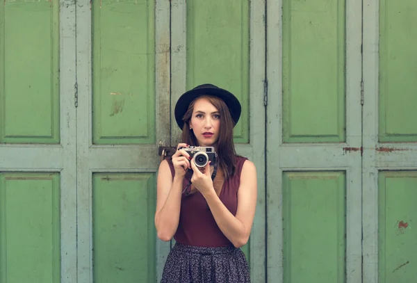 Красива жінка в капелюсі з камерою — стокове фото