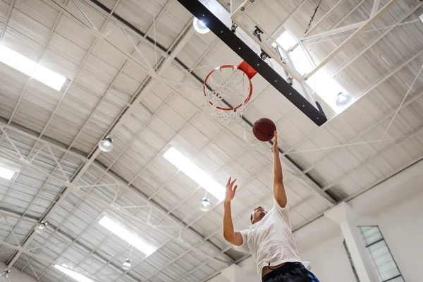 Homem jogando basquete — Fotografia de Stock