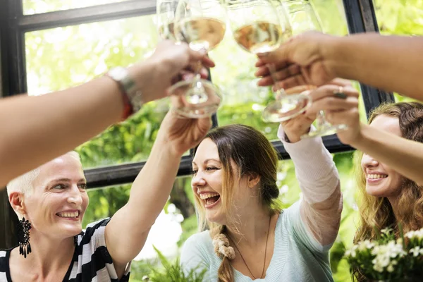 Vrouwen opknoping en samen eten — Stockfoto