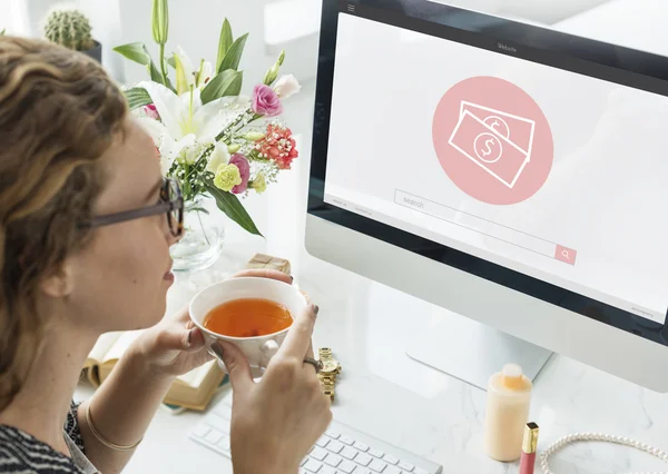 Vrouw die met een computer werkt — Stockfoto