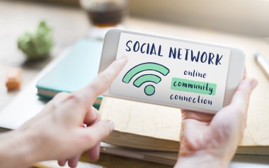 Akıllı telefon tutan adam.