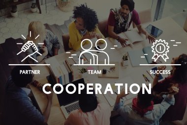 Öğrenciler birlikte beyin fırtınası