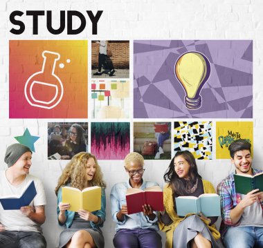 kitap tutan ve gülümseyen insanlar