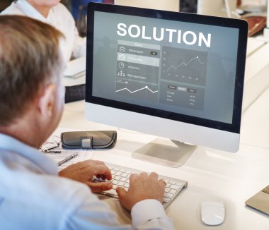 Olgun iş adamı bilgisayarda çalışıyor.