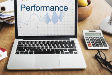 ekranda metin olan dizüstü bilgisayar