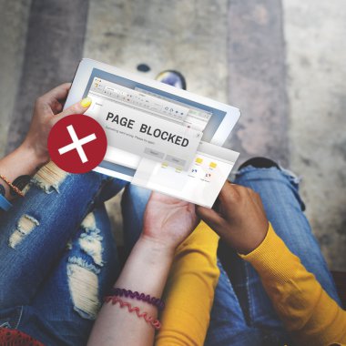 Dijital tablet kullanan kız öğrenciler