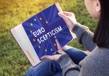 Elinde kağıt defter kadınla